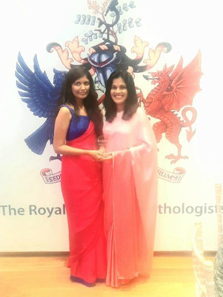 Dr Dinesha Jayasinge and Dr Lalani De Silva collecting the RCPath Achievement Award.